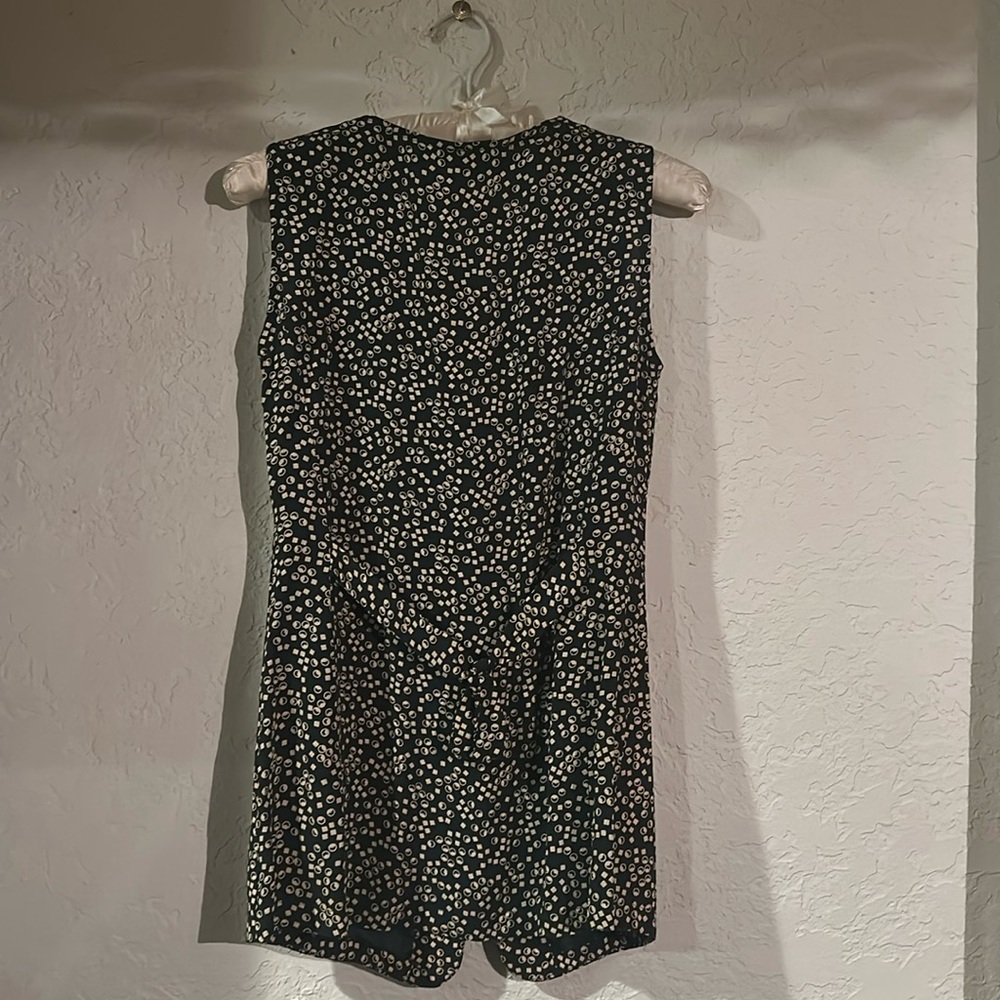 Sleeveless green and pearl hip length shirt. Size 2. laundry by Shelli Segal.